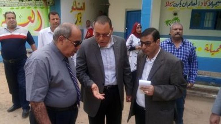 محافظ الشرقية يتابع شكاوى المواطنين عبر الواتس آب ويكلف الجهات المعنية بحلها فوراً
