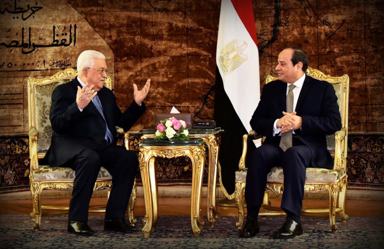 الرئيس السيسي يستقبل “أبو مازن”.. ويؤكد: “القضية الفلسطينية ستظل لها الأولوية”