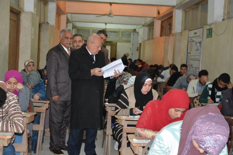 رئيس جامعة الزقازيق يتفقد امتحانات الفترة المسائية بكليتي الطب البيطري والطفولة المبكرة