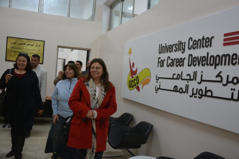 بالصور.. وفد من الجامعة الأمريكية يتفقد مراكز التطوير المهني بجامعة الزقازيق