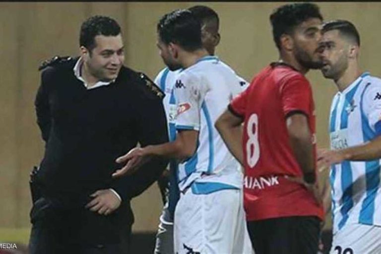 تعرف علي السبب الحقيقي وراء اقتحام “ضابط الشرطة” لمباراة بيراميدز والداخيلة