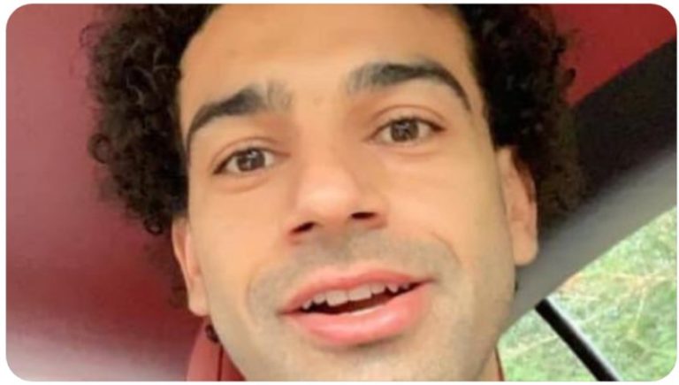 شاهد بالصور : نيولوك “محمد صلاح” الجديد بدون الشارب واللحية .. وتعليقات زملائه عليه
