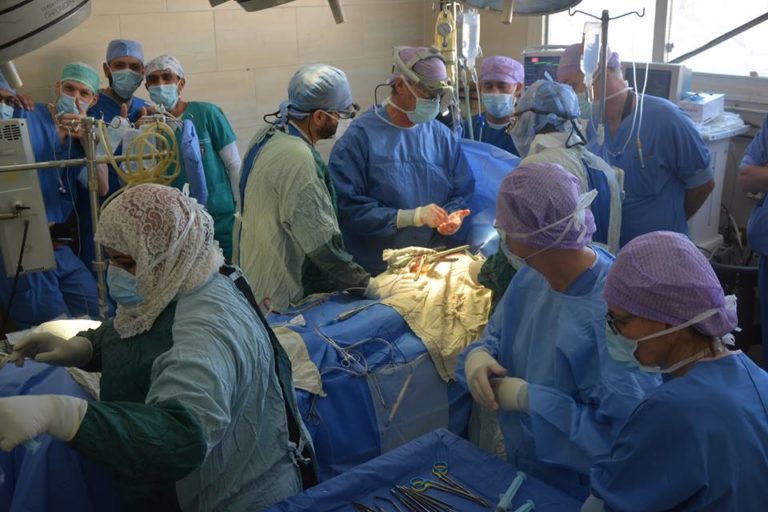 فريق طبي هولندي يُجري عمليات زرع شرايين وقسطرة قلبية بمستشفيات «الزقازيق» الجامعي