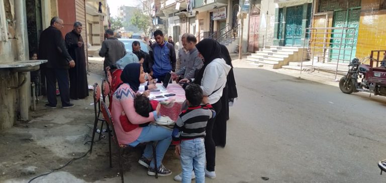 فرق حملة 100 مليون صحة تنتشر في شوارع بلبيس