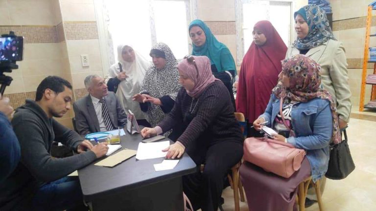 بالصور .. النائبة عبير تقيبة في زيارة لـ “مستشفي العزيزية “