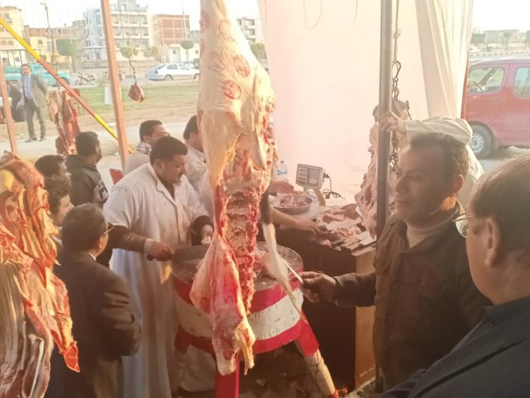 بالصور .. حزب “الحركة الوطنية” بالعاشر يساعد في سد احتياجات المواطنين ويوزع اللحوم البلدي بنصف الثمن