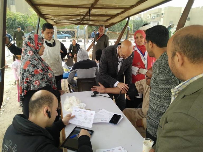 بالصور .. وكيل وزارة الصحة بالشرقية يتوجه لسوق الجمعة بالعاشر لفحص المواطنين