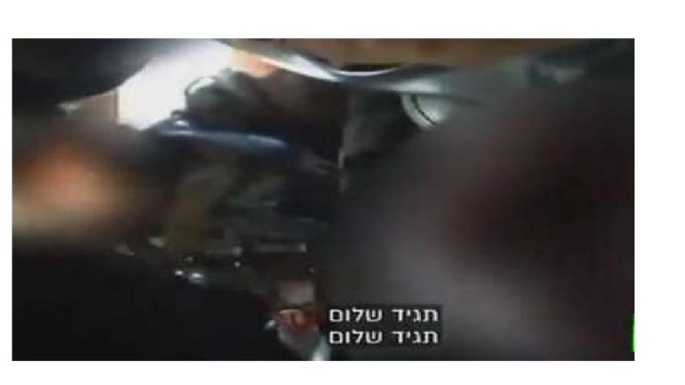 شاهد بالفيديو : عملية تعذيب وحشي لرجل فلسطيني وابنه من قبل 5 جنود إسرائيليون ويحتفلون بعد تهشيم وجهيهما