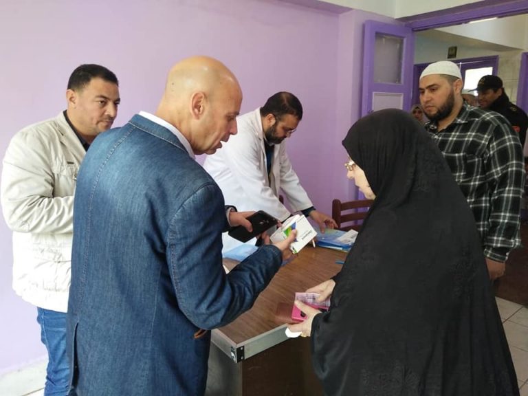 بالصور.. صرف علاج الفيروسات الكبدية في «100 مليون صحة» بالشرقية