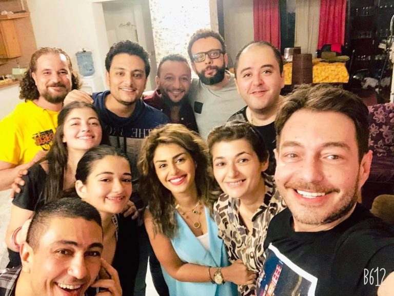 بالصور .. أصدقاء “أحمد زاهر” فاجئوه فى المنزل للاحتفال بعيد ميلاده