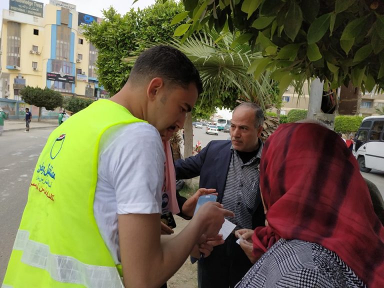 بالصور.. انتشار شباب مستقبل وطن أمام لجان الإستفتاء بالعاشر من رمضان
