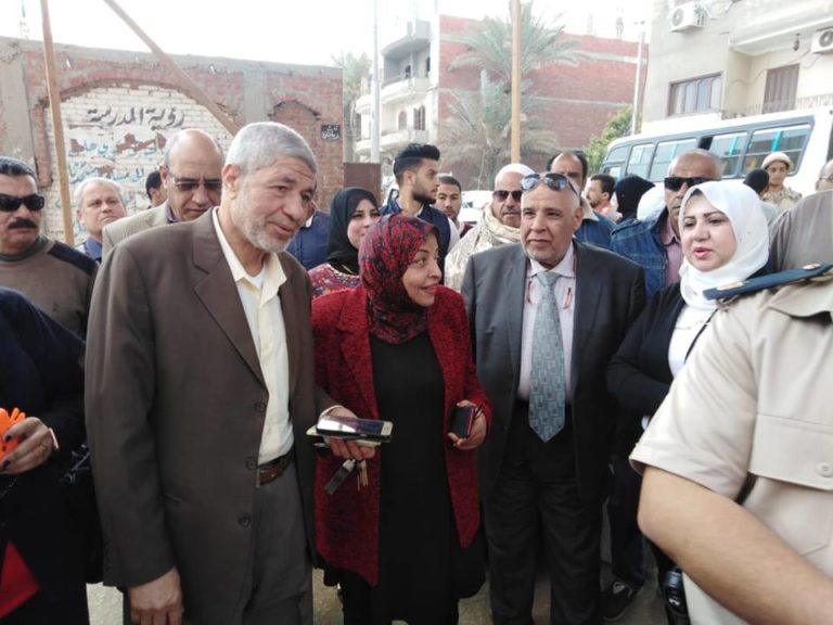بالصور..اقبال الناخبين علي لجان الإستفتاء في القنايات