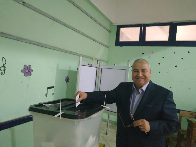 نائب جمعية مستثمري العاشر يدلي بصوته