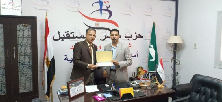 بالصور..أمين حزب مصر المستقبل يكرم المهندس عاطف الحاوي
