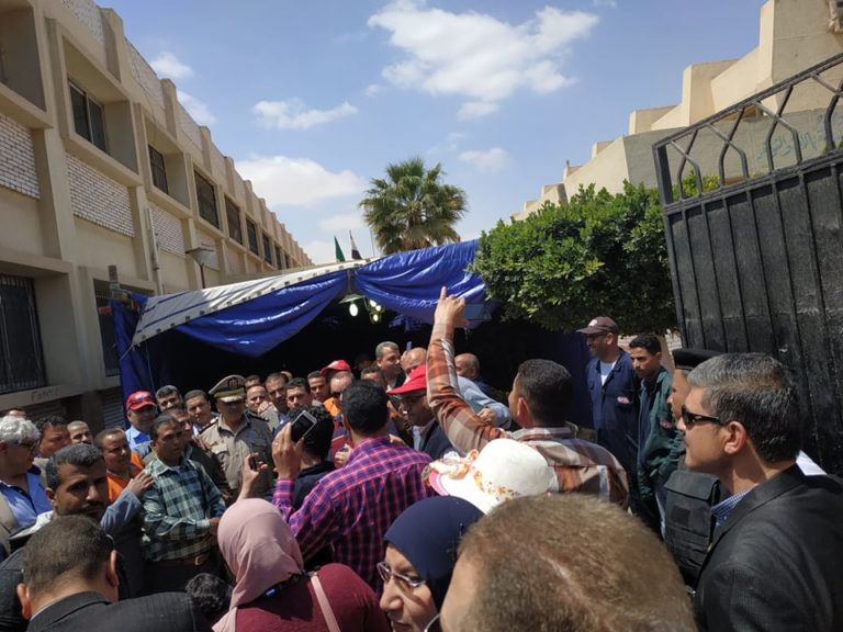 اقبال حاشد بمدرسه السادات بالعاشر من رمضان في اليوم الثاني للإستفتاء