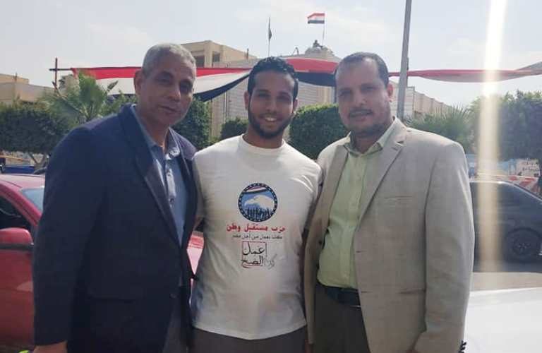 “شمس” يدلي بصوته بالاستفتاء على الدستور الجديد
