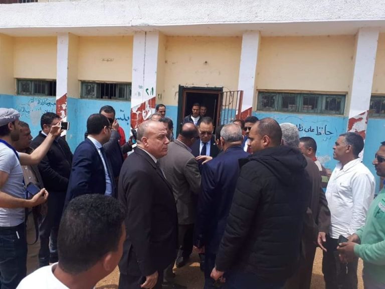 بالصور .. محافظ الشرقية يتفقد لجان الاستفتاء على الدستور