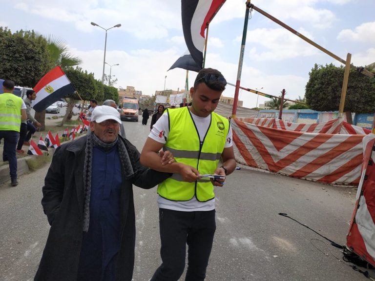 صور..الشرطه ومستقبل وطن في مساعده كبار السن