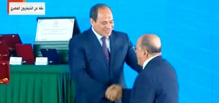 الرئيس السيسي يكرم عددا من العمال والقيادات النقابية