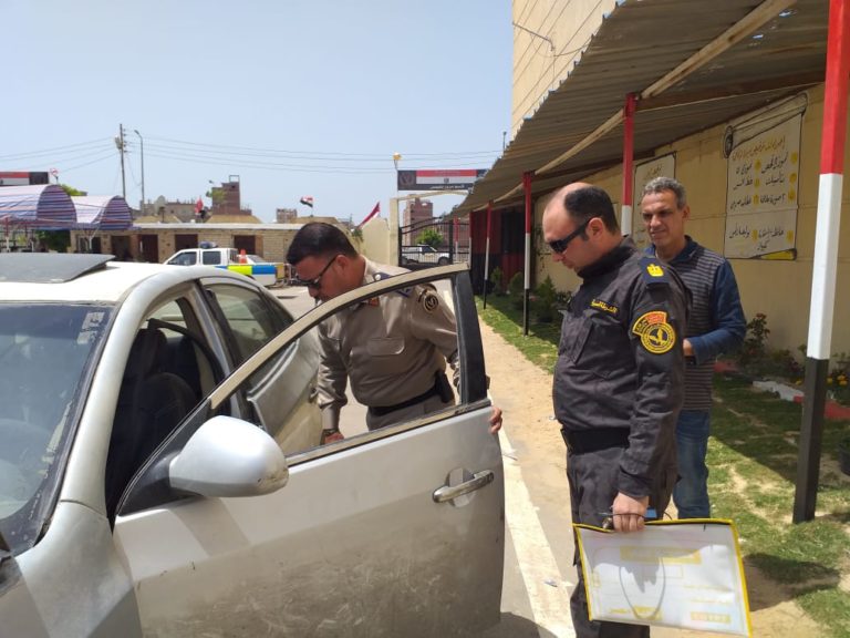 النقيب ياسر رجب يفحص سيارة مقدم شرطة