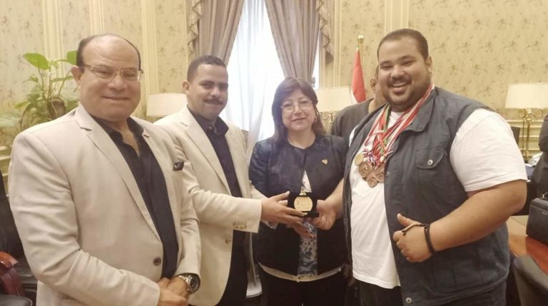 رئيس حزب مستقبل وطن يكرم بطل أفريقيا فى السومو