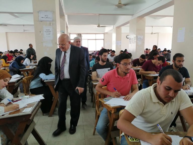 رئيس جامعة الزقازيق يتفقد سير أعمال الإمتحانات بكلية الطب البشري