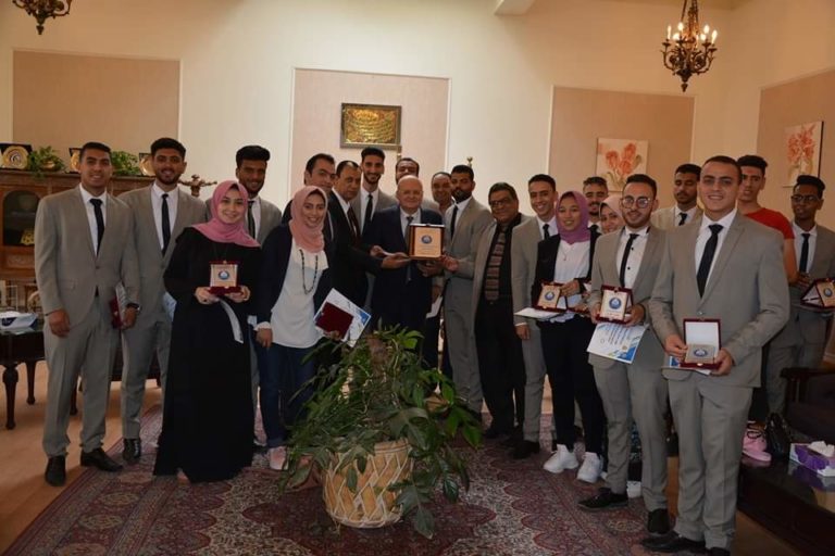 آداب الزقازيق تكرم رئيس الجامعة في ختام الأنشطة الطلابية وتكريم المتفوقين