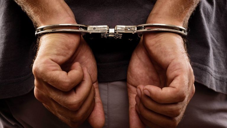 ضبط باحثاً بحوزته 3 تماثيل حجرية يشتبه فى أثريتها