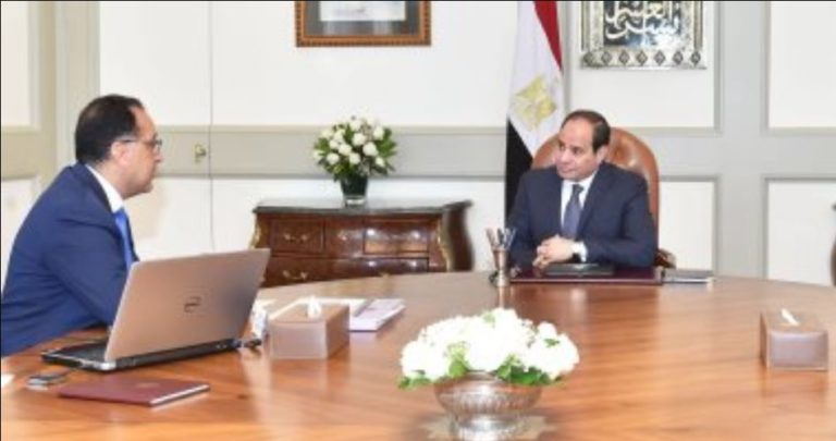 السيسى يكلف بدراسة نقل مركبى خوفو إلى المتحف المصرى الكبير