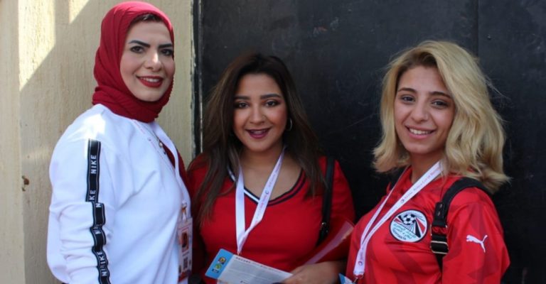 بالفيديو .. حشود نسائية لتشجيع منتخب مصر في افتتاح الأمم الافريقية 2019