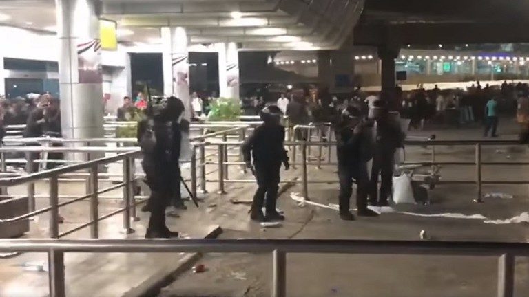 شاهد بالفيديو .. أعمال شغب ورشق قوات الأمن في مطار القاهرة اثناء مغادرة الجماهير الجزائرية واستدعاء قوات العمليات الخاصة