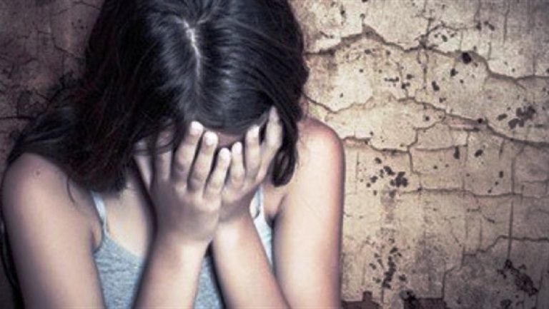 القبض علي أب تعدى جنسيا على طفلته بالشرقية
