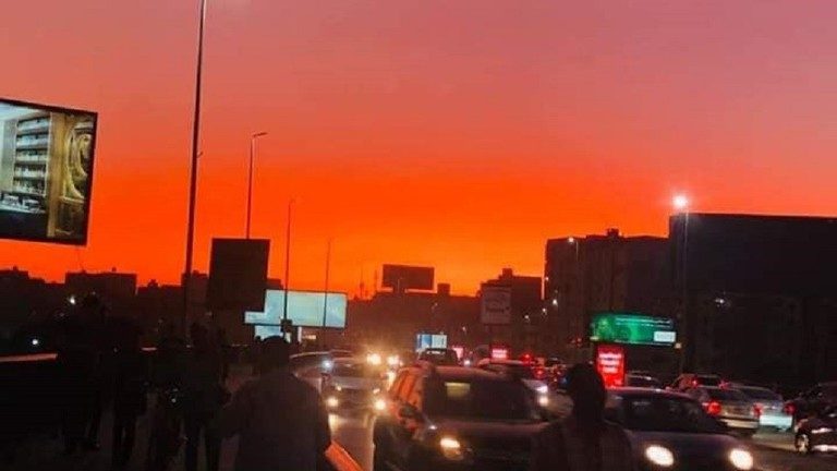 سماء مصر تتحول للون الأحمر !