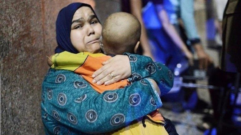 “الصورة التي هزت مصر” .. السيدة الحاضنة لطفلها في حادث تفجير معهد الأورام تكشف عن تفاصيل مرعبة للحادث