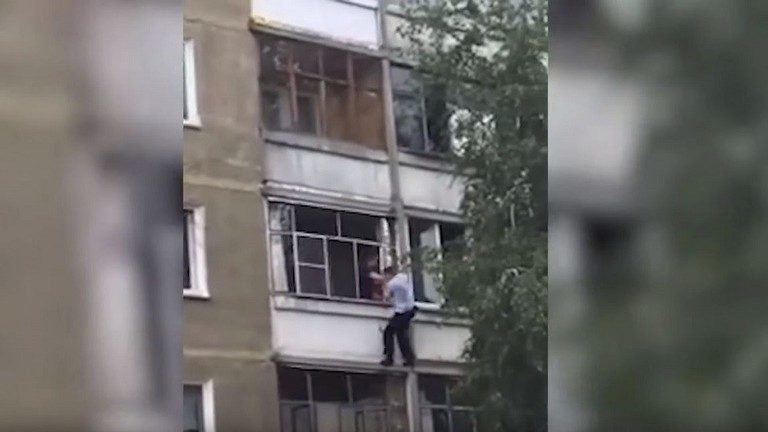 شاهد بالفيديو : أب يحاول إلقاء ابنته الرضيعة من النافذة أمام الجميع !