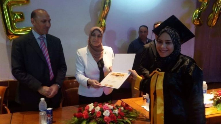 د.ميرفت عسكر رئيس جامعة الزقازيق تكرم طلاب كلية تجارة شعبة اللغة الانجليزية بإحتفالية التخرج