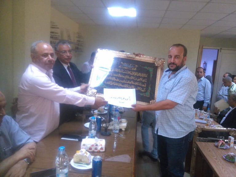 بالصور..الكهرباء تكرم أبنائها لبلوغهم سن المعاش