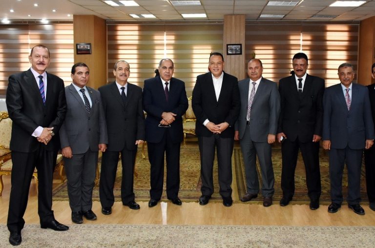 محافظ الشرقية يُكرم السكرتير العام المساعد ورؤساء مراكز ههيا و كفر صقر و منيا القمح