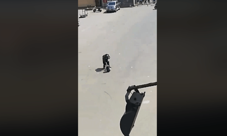 عاجل : شاهد لحظة العثور علي قنبلة أمام محطة القطارات بأسوان .. وقوات الأمن تفرض كردون أمني