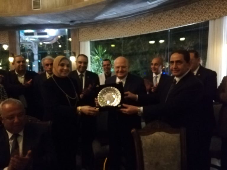 مجلس جامعة الزقازيق يكرم رئيس الجامعة السابق