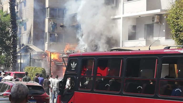 بالصور .. الحماية المدنية تحاول السيطرة علي حريق هائل في فندق بالدقي