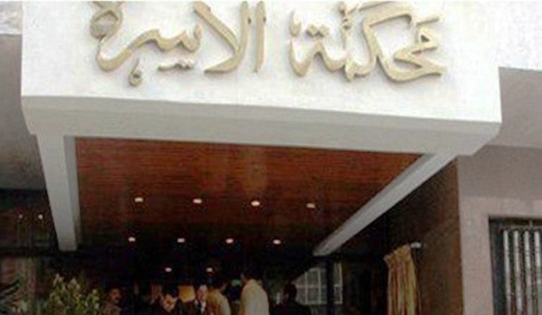 زوجة فى دعوى خلع: زوجى يجبرنى على تقبيل أصدقائه ويتهمنى بالتخلف