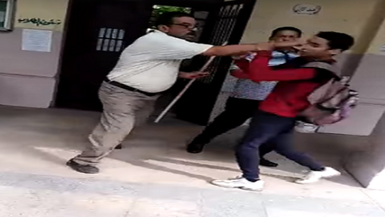 فيديو مدرس يعتدي علي طالب بالعصا وسط زملائه يشعل مواقع التواصل الاجتماعي