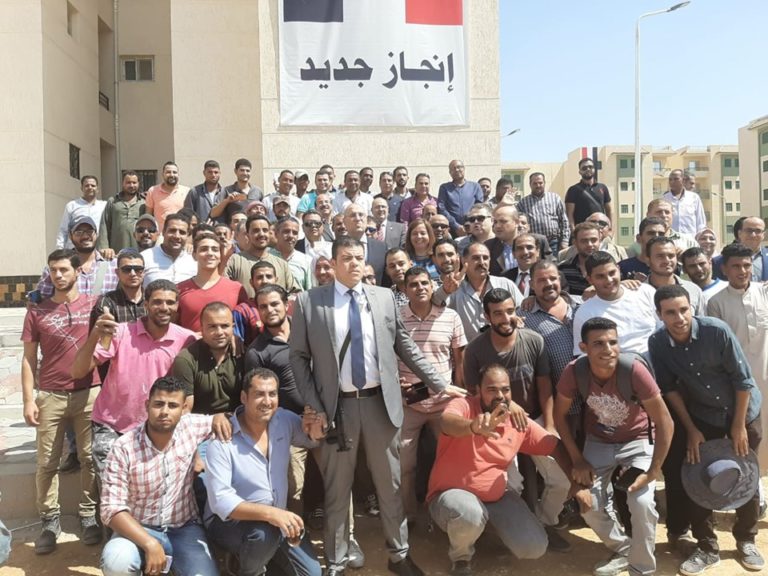 بالصور : وزير الإسكان يسلم الوحدات السكنية للمستحقين بالعاشر من رمضان