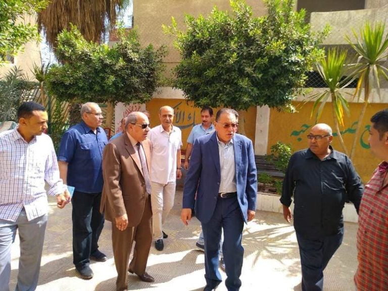 بالصور : زيارة مفاجئة لمحافظ الشرقية بقرية التلين بمركز مينا القمح