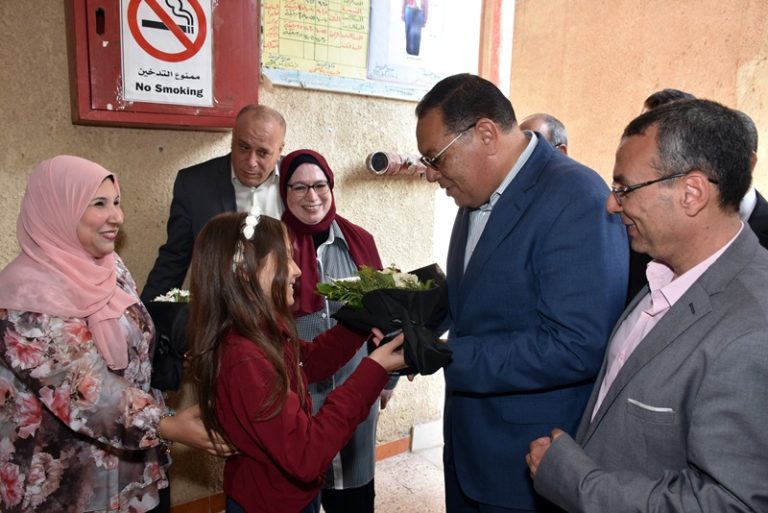 محافظ الشرقية يُعطي شارة بدء إنطلاق مبادرة الكشف المبكر لفيروس سي