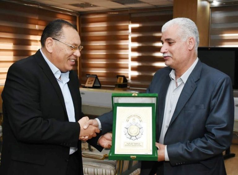 محافظ الشرقية يُكرم رئيس مركز ومدينة بلبيس بمنحه شعار المحافظة