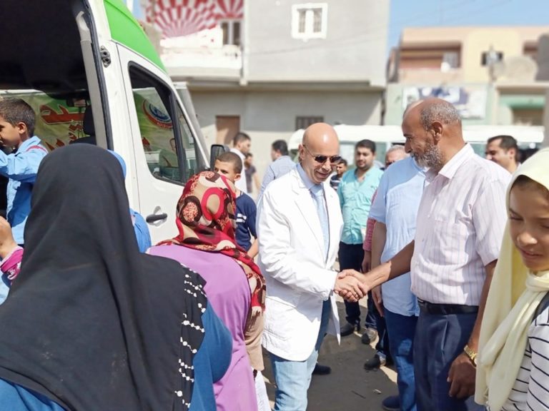 بالصور..وكيل صحة الشرقية يتابع أعمال القافلة الطبية بجزيرة النص بفاقوس