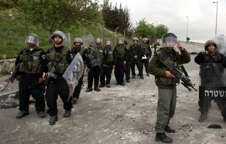 الإحتلال يغلق أبواب الجدار العازل في وجه المزارعين الفلسطينين