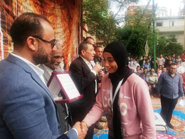 الدكتور حاتم عبد العزيز يكرم بسمله بطله العالم في الكاراتيه